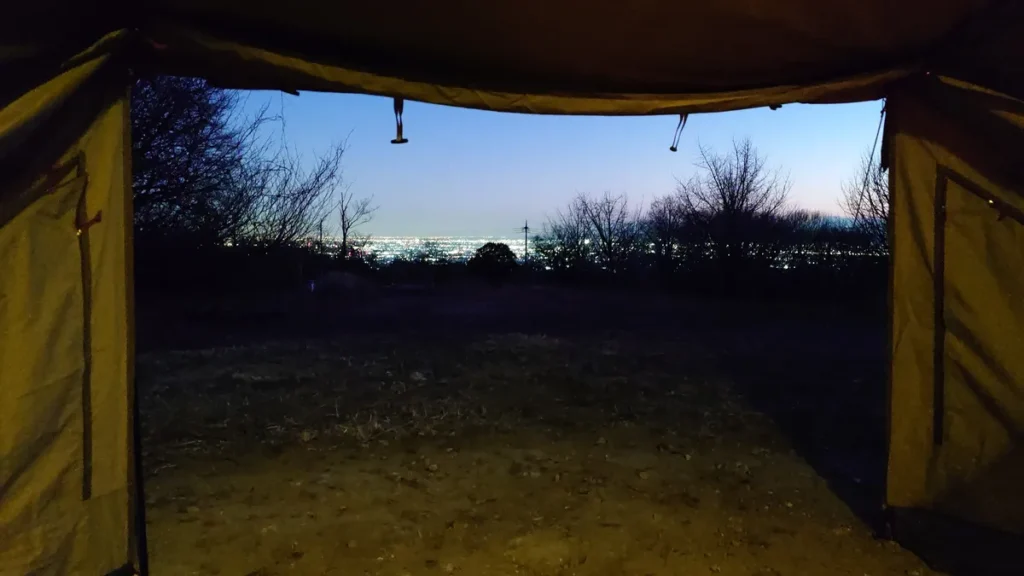 テントの開口部から見た夜景