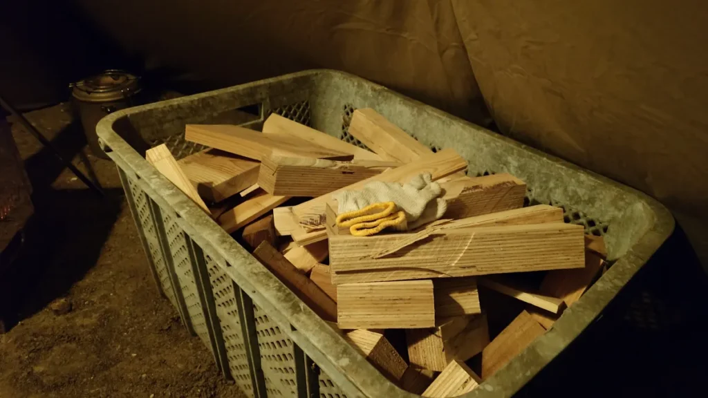 かごに入った大量の薪