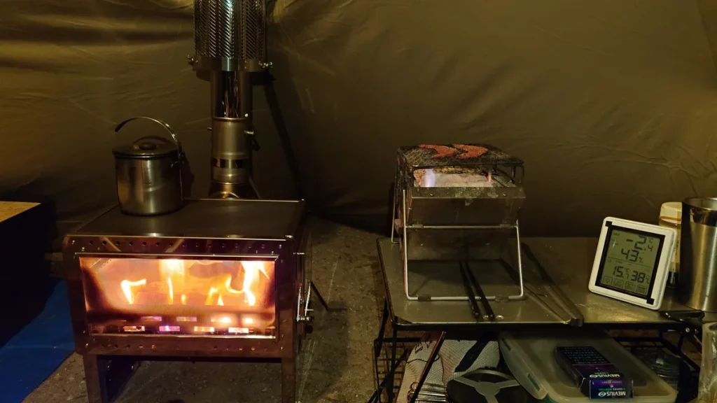 室内においた薪ストーブとBBQコンロ