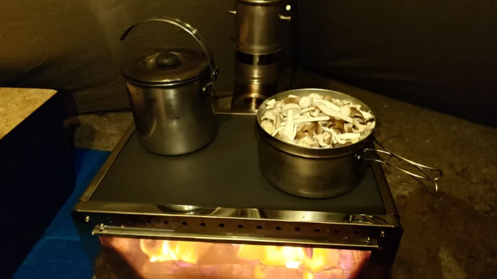 ストーブで調理中の鍋