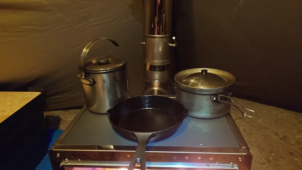 マイストーブで余熱中のスキレット