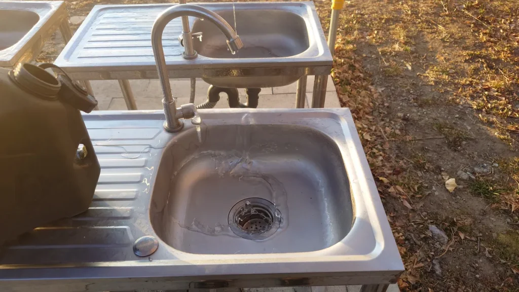 凍り付いた水場のシンク