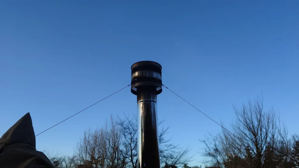 すすで黒ずんだ煙突トップ