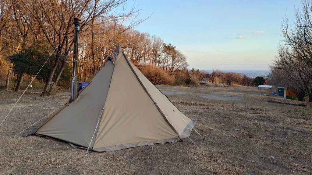 オートキャンプ場ナイトビューあかぎ林間サイトに設営したワンポールテント