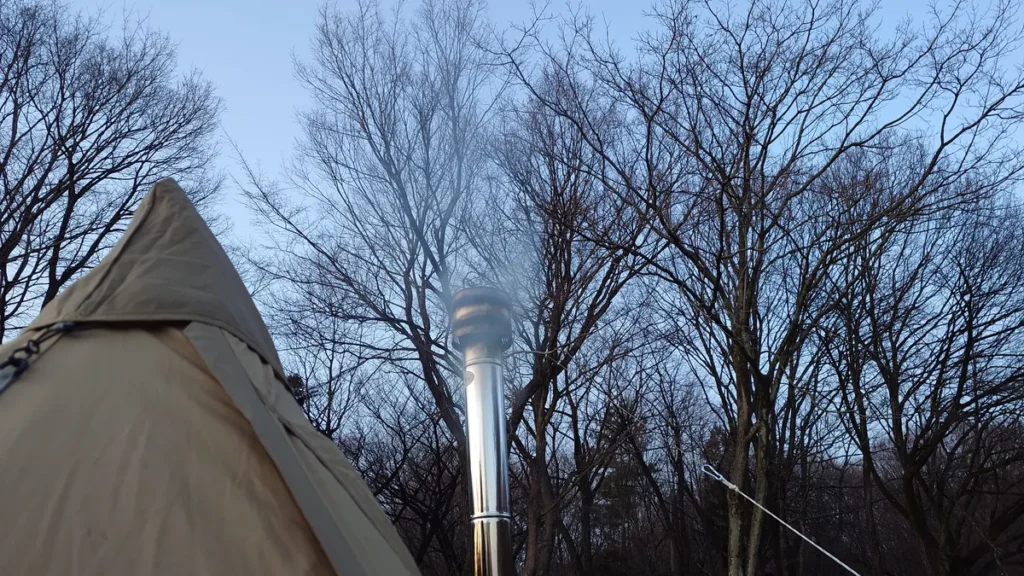 ホンマ製作所フォールディングキャンプストーブ煙突トップからの煙