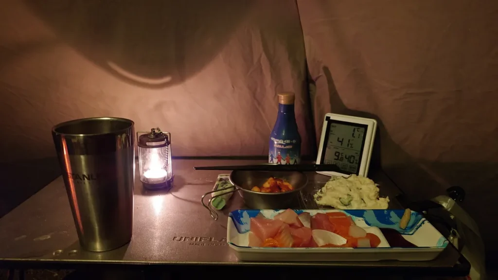 刺身とキャンドルランタンと温度計