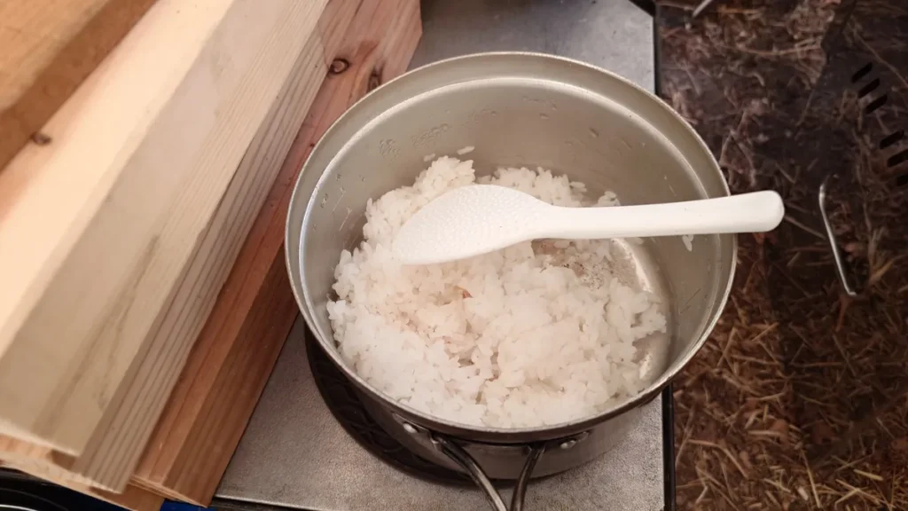 薪ストーブで炊飯したご飯ほぐしたところ