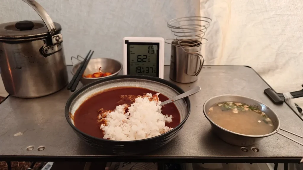 朝食のカレーとみそ汁