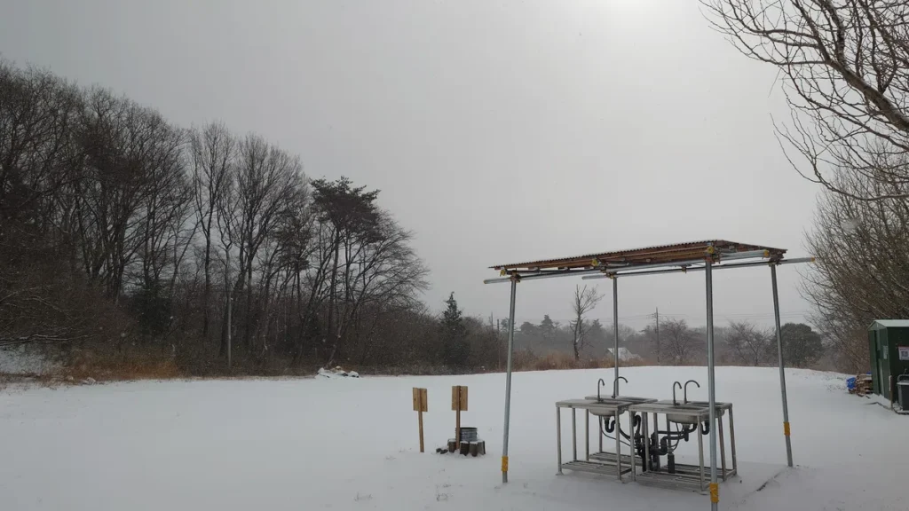 ナイトビューあかぎ一面雪で覆われた星空サイト