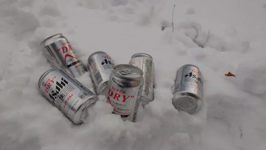 雪の上の缶ビール