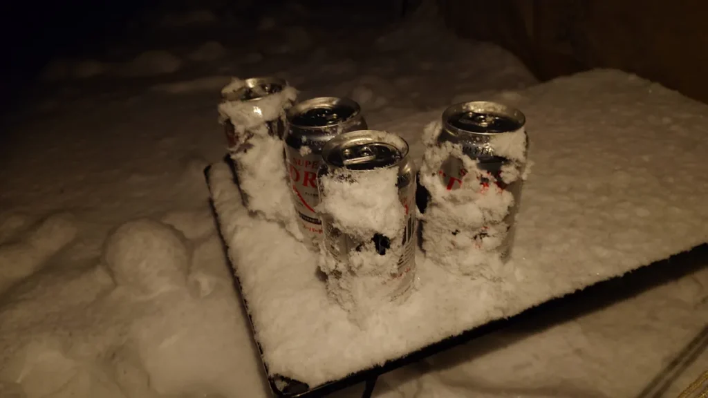 雪まみれの缶ビール