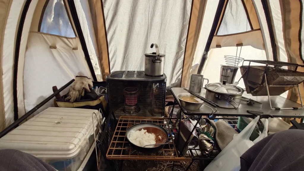 テント内で朝食