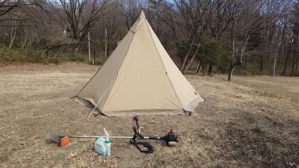 オートキャンプ場ナイトビューあかぎワンポールテントと草刈機