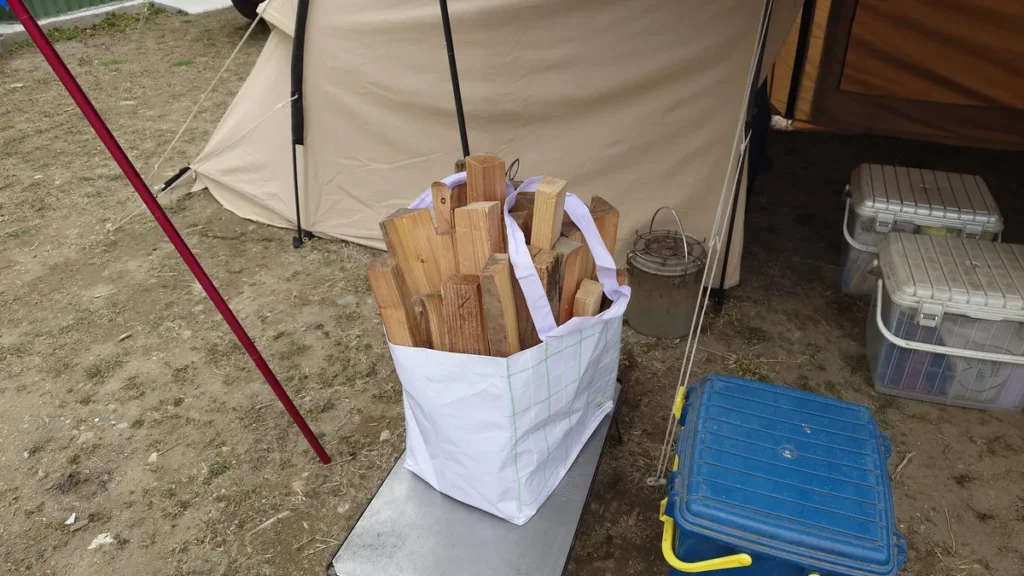 不揃いな建築廃材の薪