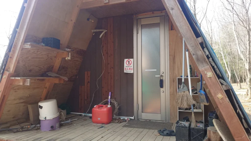 フォレストパークおいらの森上部トイレ棟入口