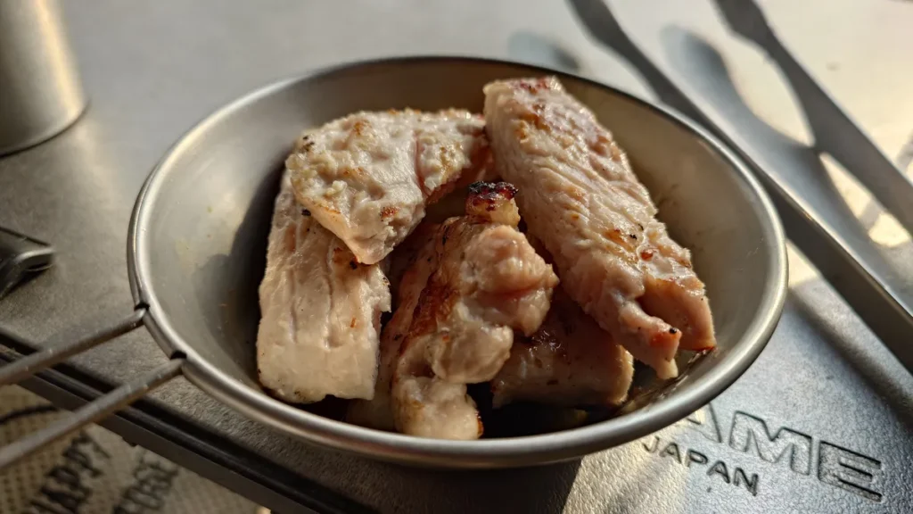 とりわけた豚ロースの炭火焼き