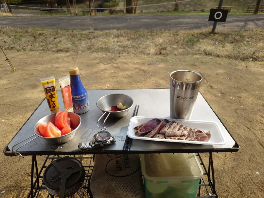 つまみのカツオのたたきとトマト