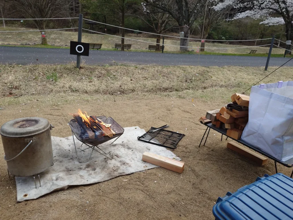 焚火と火消壺、薪