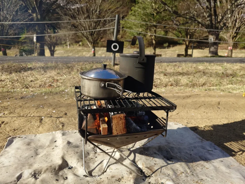 焚火で朝食の準備