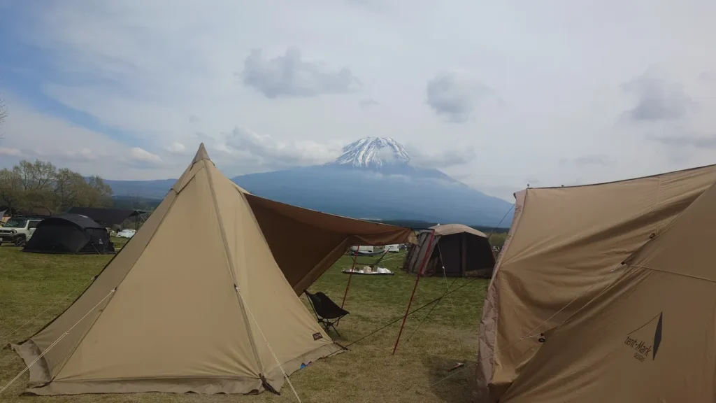 ふもとっぱら自テントから富士山