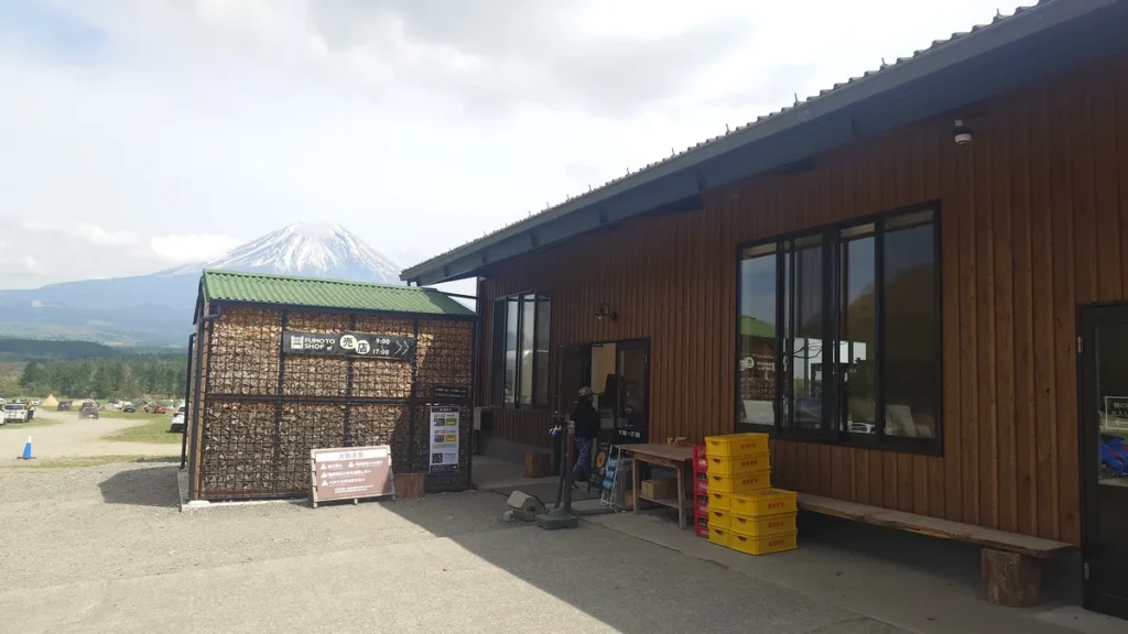 ふもとっぱら売店と富士山