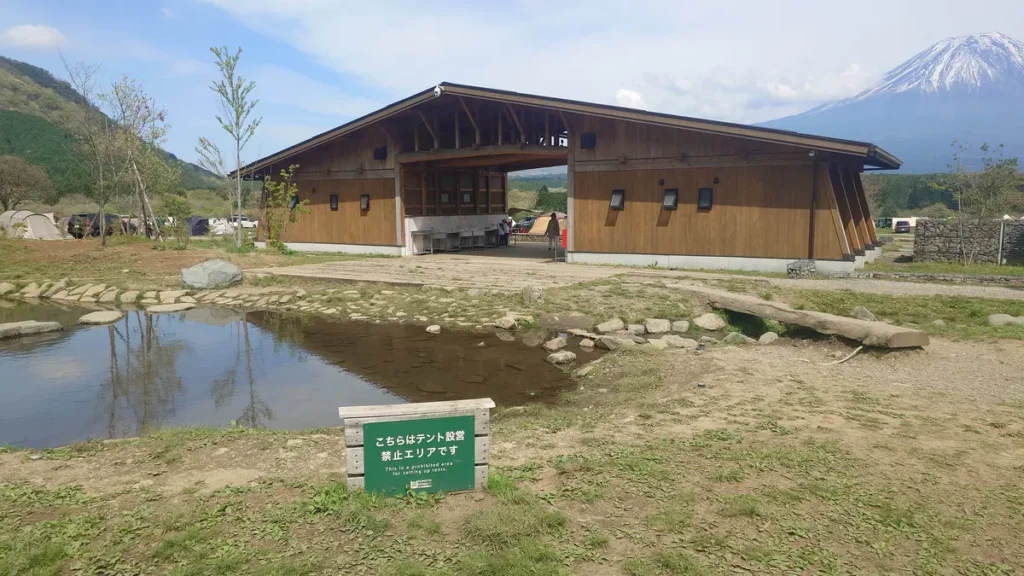 ふもとっぱら草原中央トイレと富士山