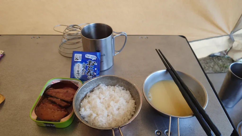 シェラカップご飯と缶詰の朝食