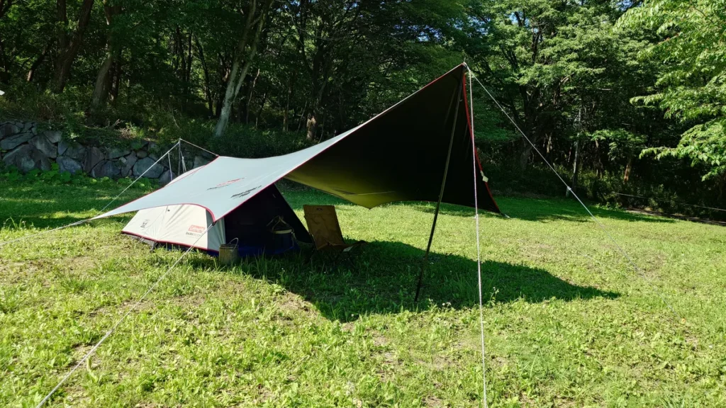 オートキャンプ場ナイトビューあかぎ林間サイトに設営したタープとテント