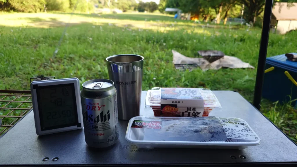 買ってきた惣菜と缶ビール