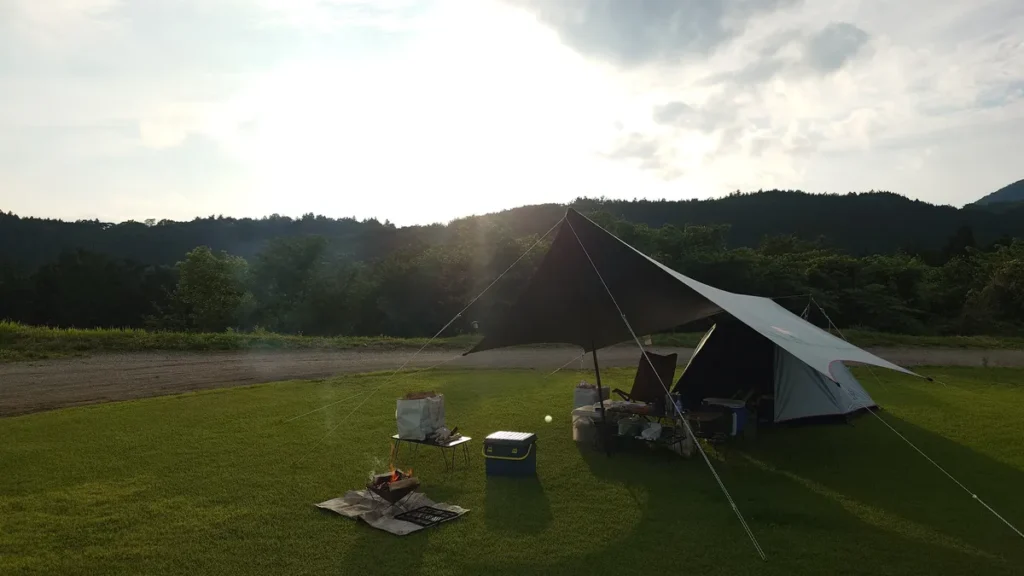西に傾いた太陽とテント