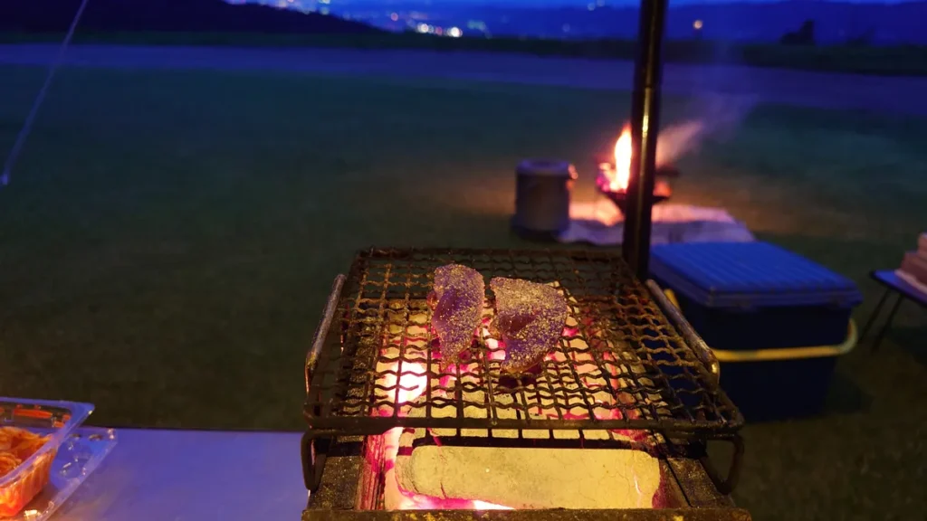 夜の焚き火と炭火焼き