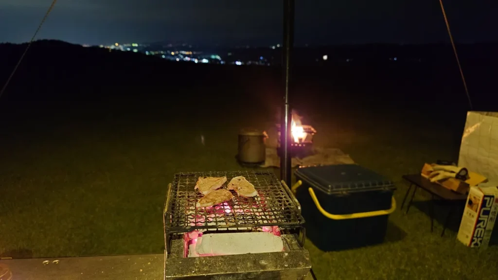 夜の焚き火と炭火焼き