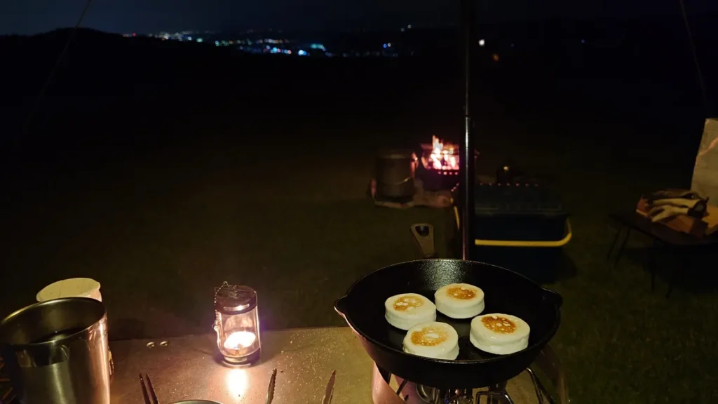 夜の焚き火とスキレット