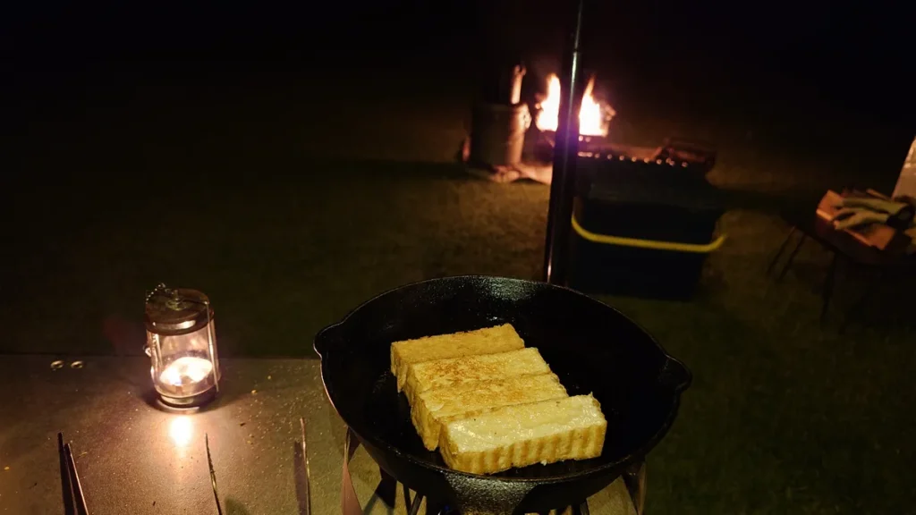 夜の焚き火とスキレット