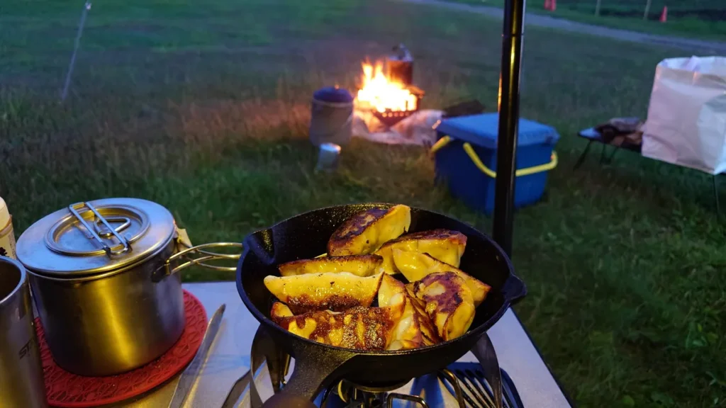 スキレットと焼けた餃子