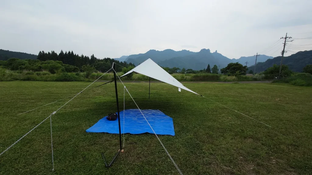 峠の湯スパオートキャンプ場フリーサイトに設営中のタープ