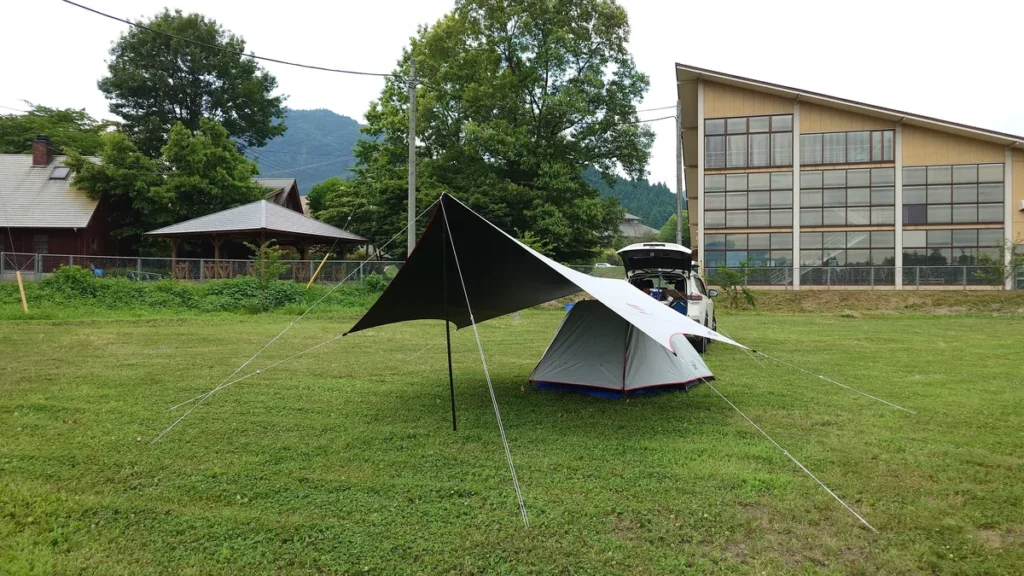峠の湯スパオートキャンプ場フリーサイトのテントとコテージ