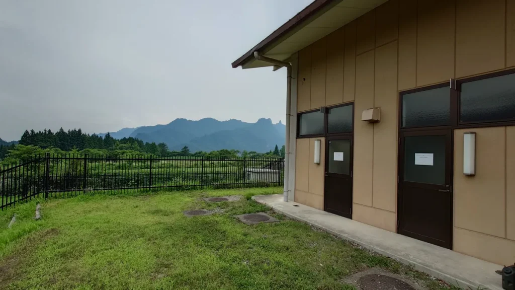 峠の湯スパオートキャンプ場フリーサイト利用者用のトイレ