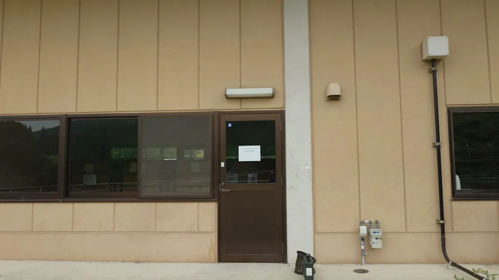 峠の湯スパオートキャンプ場フリーサイト用の炊事場入口