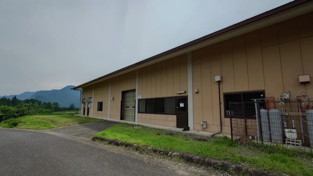 峠の湯スパオートキャンプ場フリーサイトに隣接する施設