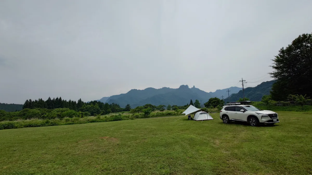 峠の湯スパオートキャンプ場フリーサイトに張ったテントと愛車