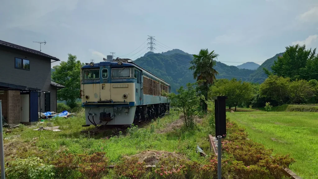 峠の湯スパオートキャンプ場付近に放置された列車