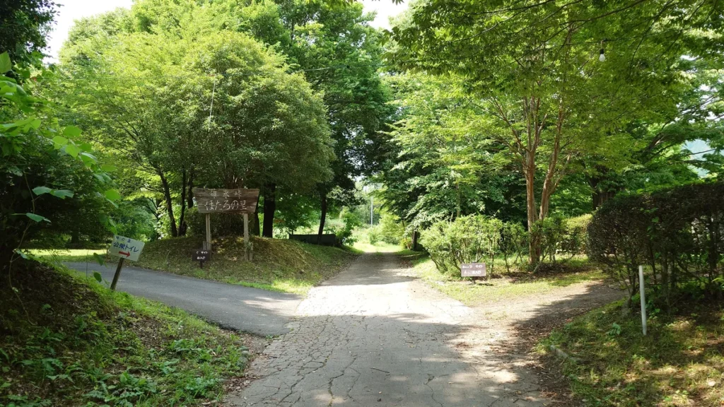 峠の湯スパオートキャンプ場オートサイト入口