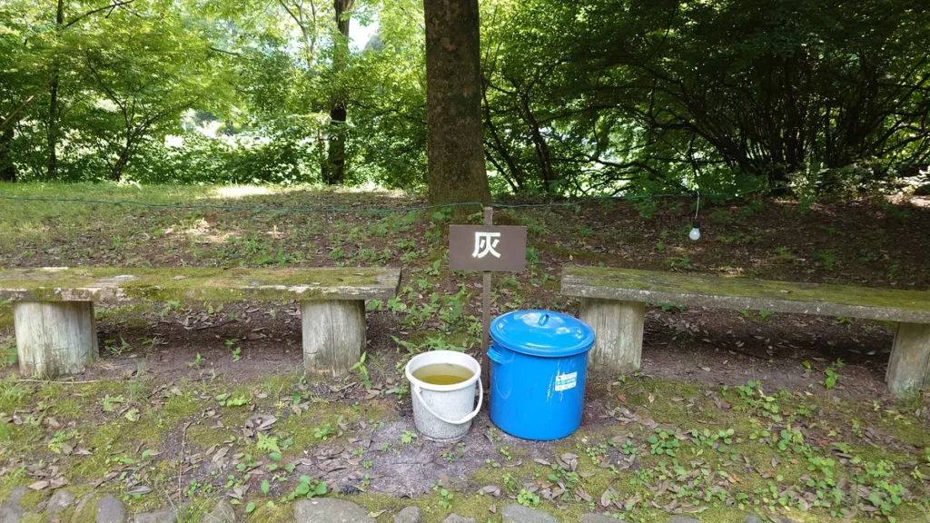 峠の湯スパオートキャンプ場オートサイトの灰捨て場