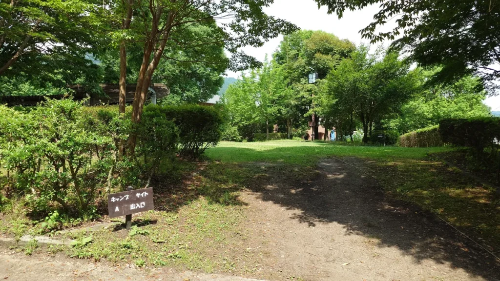 峠の湯スパオートキャンプ場オートサイトＡの入口付近