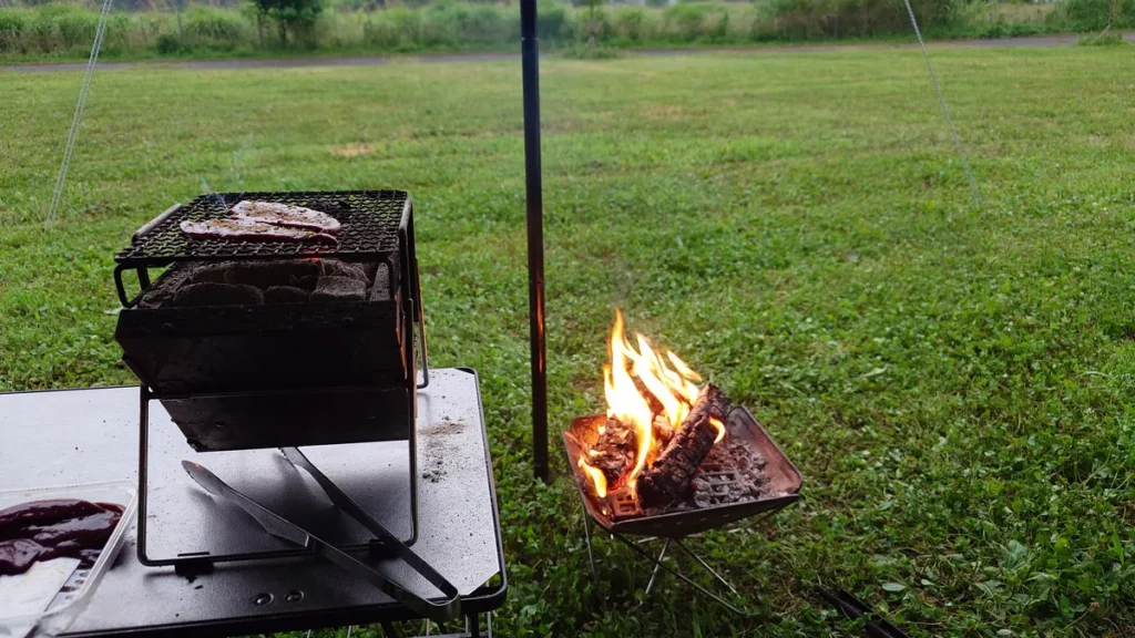 雨で一時タープ無いに避難した焚き火台