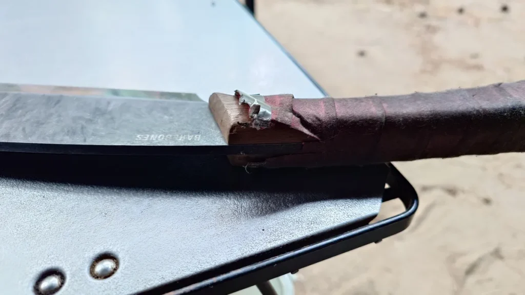 バーテープが剥がれたナタハチェット