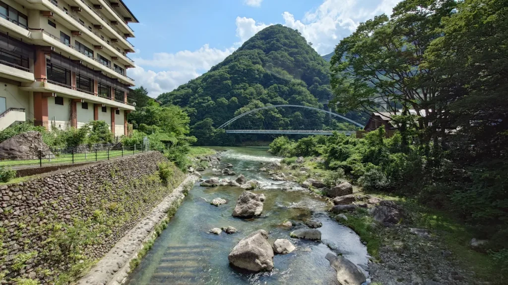 男鹿川薬師橋からみた男鹿川下流