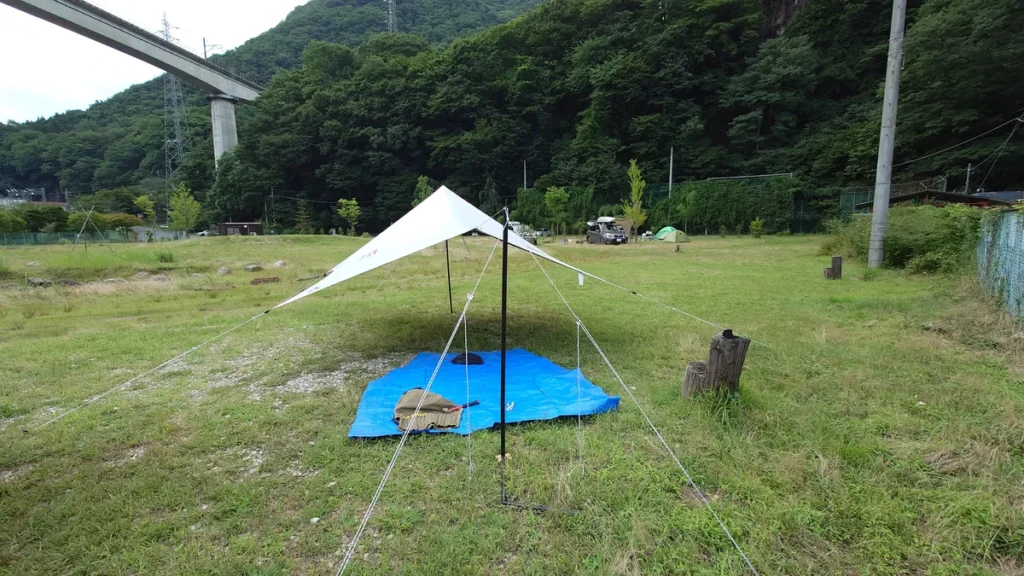 川治温泉薬師の湯キャンプ場区画サイトに張ったタープ