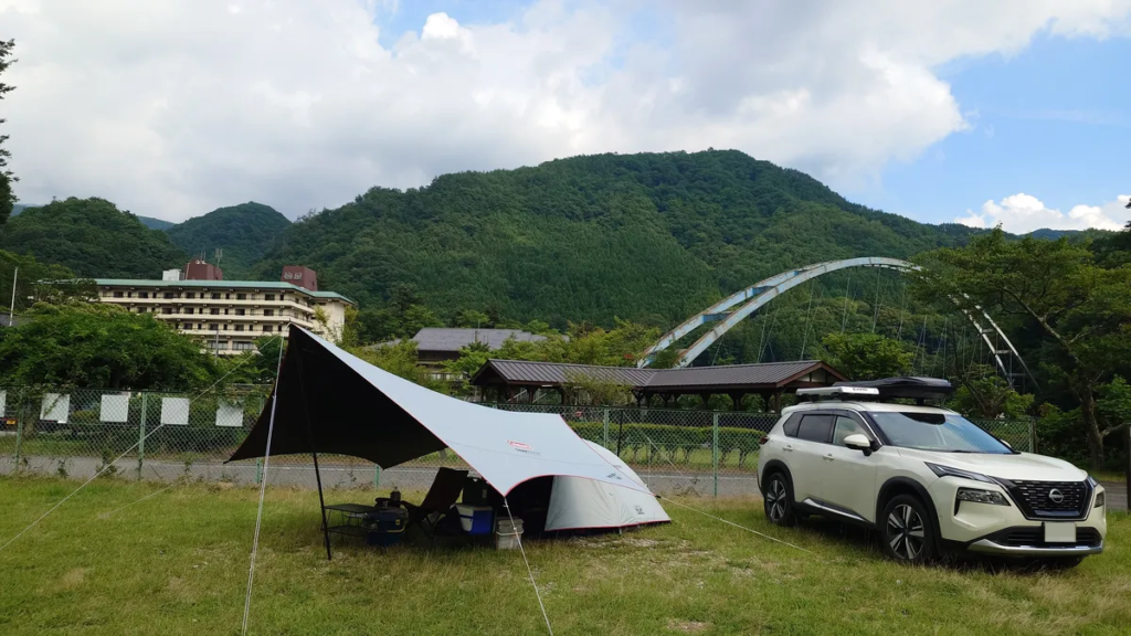 川治温泉薬師の湯キャンプ場タープとテントと愛車